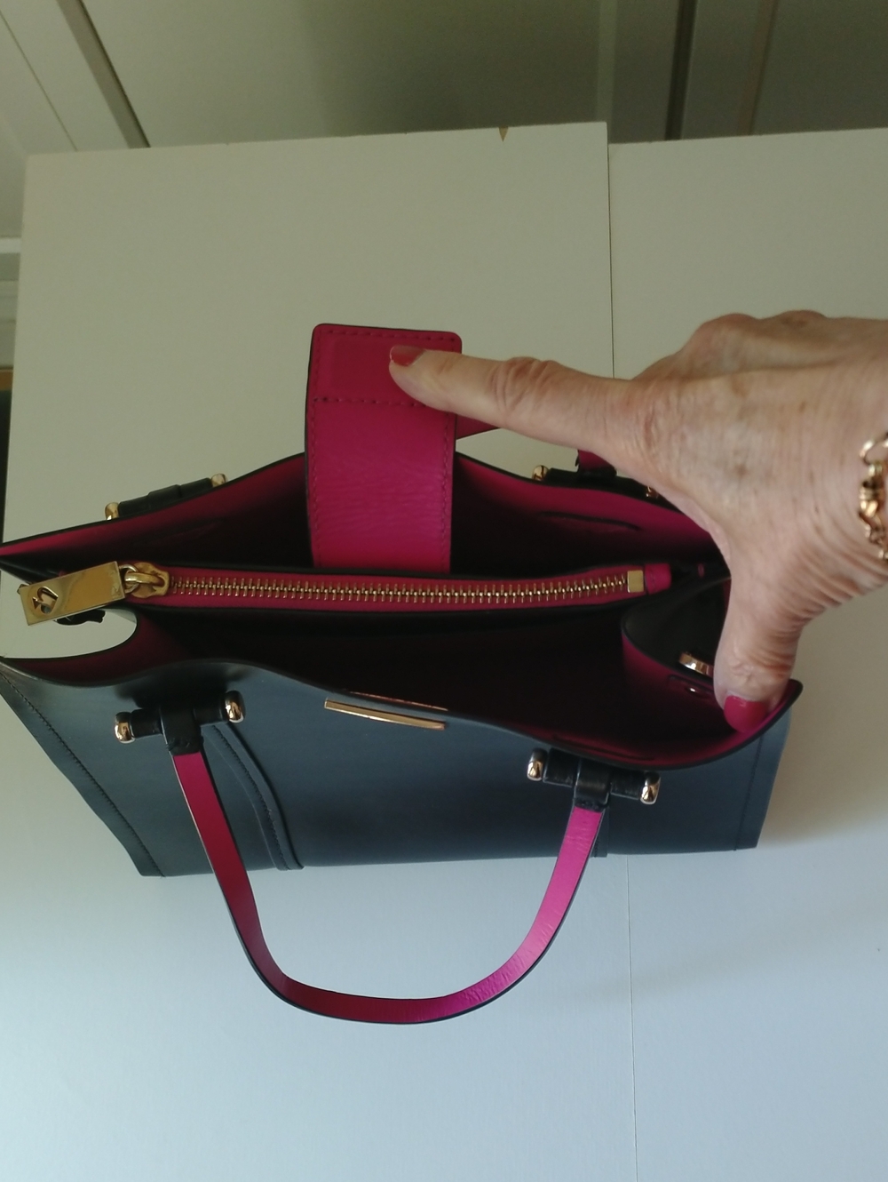 Kate Spade Black Structured Leather Bag with Bright Pink Trim - Picture 6 of 15